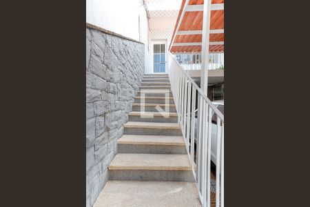 Casa à venda com 200m², 3 quartos e 2 vagas Casa à venda com 200m², 3 quartos e 2 vagasEscada Entrada