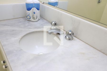 Casa à venda com 176m², 3 quartos e 2 vagasBanheiro