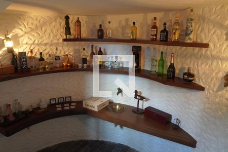 Casa à venda com 572m², 6 quartos e 4 vagasAdega