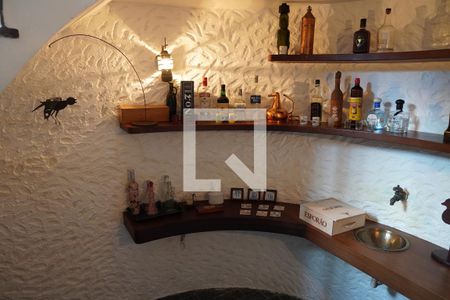 Casa à venda com 572m², 6 quartos e 4 vagasAdega