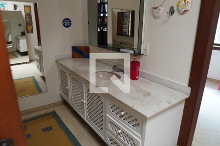 Casa à venda com 572m², 6 quartos e 4 vagasBanheiro da Suíte