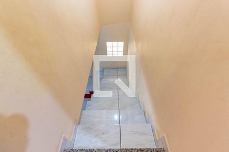 Casa à venda com 210m², 3 quartos e 2 vagasEscada