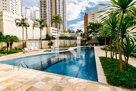 Apartamento à venda com 184m², 3 quartos e 3 vagas Apartamento à venda com 184m², 3 quartos e 3 vagasÁrea comum - Piscina