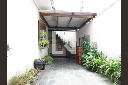 Casa à venda com 90m², 2 quartos e 2 vagasCorredor Externo - Quintal