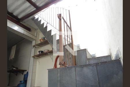 Casa à venda com 90m², 2 quartos e 2 vagasEscadas Quarto Depósito