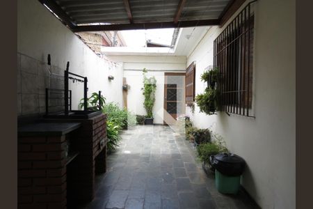 Casa à venda com 90m², 2 quartos e 2 vagasCorredor Externo - Quintal