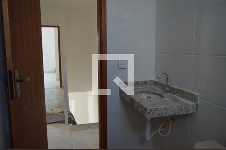 Casa de condomínio à venda com 150m², 3 quartos e 2 vagasBanheiro Social 1