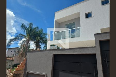 Casa de condomínio à venda com 150m², 3 quartos e 2 vagasFachada