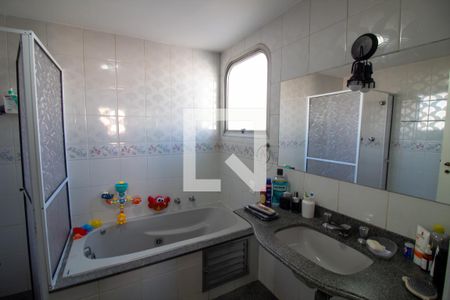 Apartamento à venda com 213m², 4 quartos e 4 vagasBanheiro da Suíte 3