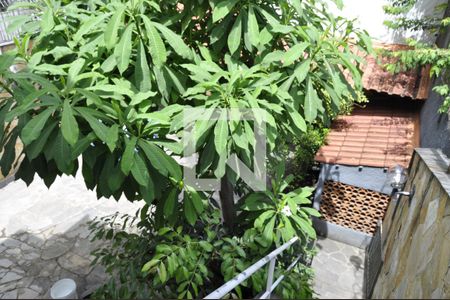 Casa à venda com 350m², 3 quartos e 4 vagasEscada