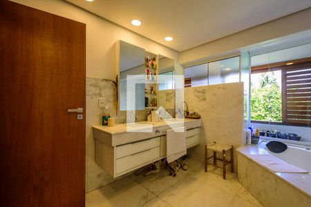 Casa à venda com 409m², 4 quartos e 6 vagasBanheiro da Suíte 1