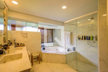 Casa à venda com 409m², 4 quartos e 6 vagasBanheiro da Suíte 1