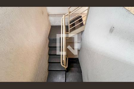 Casa à venda com 134m², 5 quartos e 2 vagas Casa à venda com 134m², 5 quartos e 2 vagasEscada