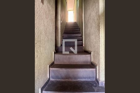 Casa para alugar com 80m², 2 quartos e 1 vagaEscada