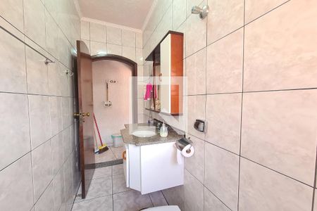 Casa para alugar com 234m², 3 quartos e 2 vagasBanheiro (casa de cima)