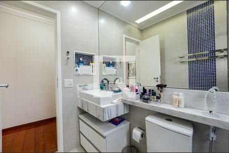 Casa de condomínio à venda com 364m², 3 quartos e 2 vagas Casa de condomínio à venda com 364m², 3 quartos e 2 vagasBanheiro Quarto 2