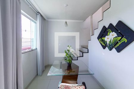 Sala  de casa para alugar com 5 quartos, 144m² em Piratininga (venda Nova), Belo Horizonte