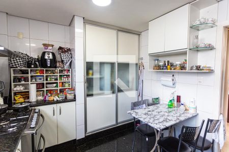 Casa à venda com 600m², 5 quartos e 15 vagasCozinha