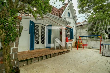 Casa à venda com 300m², 3 quartos e 3 vagas Casa à venda com 300m², 3 quartos e 3 vagasFachada