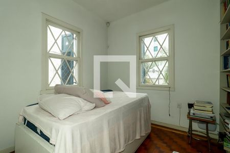 Casa à venda com 300m², 3 quartos e 3 vagas Casa à venda com 300m², 3 quartos e 3 vagasQuarto