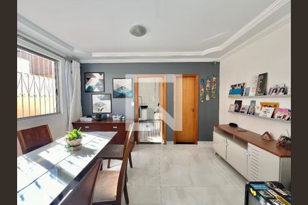 Sala de casa à venda com 3 quartos, 125m² em Nacional, Contagem