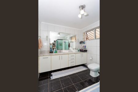 Casa à venda com 250m², 5 quartos e 8 vagasBanheiro da Suíte 1