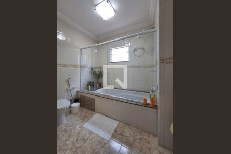 Casa à venda com 250m², 4 quartos e 6 vagasBanheiro Quarto 1