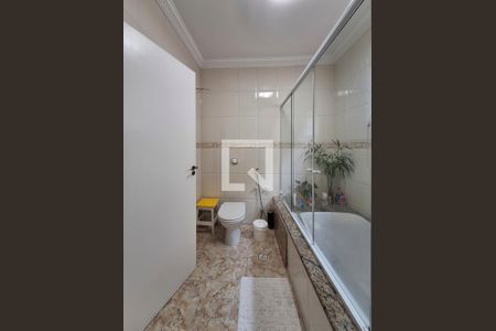 Casa à venda com 250m², 4 quartos e 6 vagasBanheiro Quarto 1