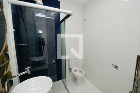 Banheiro de kitnet/studio para alugar com 1 quarto, 29m² em Santo Agostinho, Belo Horizonte