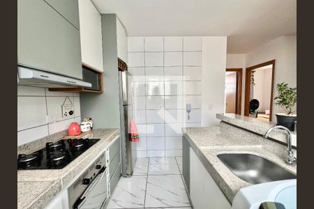 Cozinha  de apartamento à venda com 2 quartos, 48m² em Chácaras Cotia, Contagem