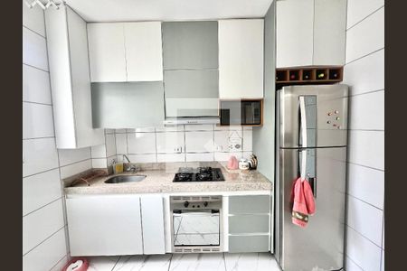 Cozinha  de apartamento à venda com 2 quartos, 48m² em Chácaras Cotia, Contagem