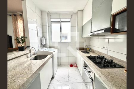 Cozinha  de apartamento à venda com 2 quartos, 48m² em Chácaras Cotia, Contagem