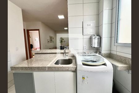 Cozinha  de apartamento à venda com 2 quartos, 48m² em Chácaras Cotia, Contagem