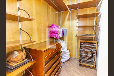 Apartamento para alugar com 156m², 3 quartos e 3 vagas Apartamento para alugar com 156m², 3 quartos e 3 vagasSuíte 1 - Closet 2