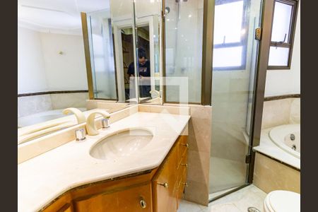 Apartamento para alugar com 156m², 3 quartos e 3 vagas Apartamento para alugar com 156m², 3 quartos e 3 vagasBanheiro da Suíte 1