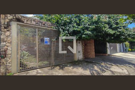 Casa à venda com 200m², 2 quartos e 2 vagas Casa à venda com 200m², 2 quartos e 2 vagasPlaca na Fachada