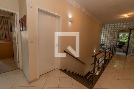 Casa de condomínio à venda com 520m², 4 quartos e 2 vagasEscadas