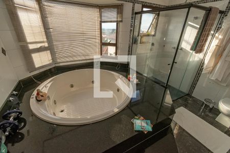 Casa de condomínio à venda com 520m², 4 quartos e 2 vagasDetalhe Banheiro da Suíte 1