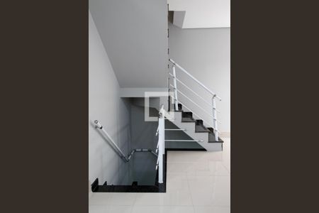 Casa de condomínio à venda com 120m², 3 quartos e 2 vagasEscada