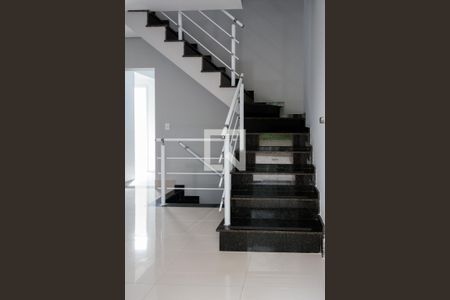 Casa de condomínio à venda com 120m², 3 quartos e 2 vagasEscada