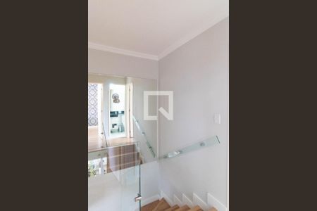 Casa de condomínio à venda com 150m², 2 quartos e 2 vagas Casa de condomínio à venda com 150m², 2 quartos e 2 vagasEscada