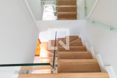 Casa de condomínio à venda com 150m², 2 quartos e 2 vagas Casa de condomínio à venda com 150m², 2 quartos e 2 vagasEscada