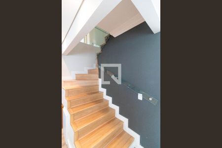 Casa de condomínio à venda com 150m², 2 quartos e 2 vagas Casa de condomínio à venda com 150m², 2 quartos e 2 vagasEscada