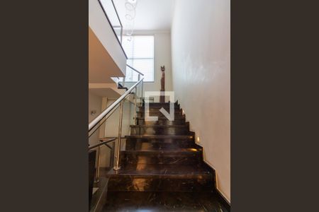 Casa de condomínio à venda com 705m², 5 quartos e 8 vagasEscada