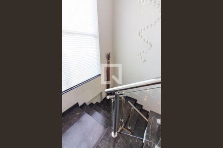 Casa de condomínio à venda com 705m², 5 quartos e 8 vagasEscada