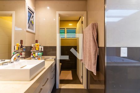 Casa de condomínio à venda com 705m², 5 quartos e 8 vagasBanheiro da Suíte 4