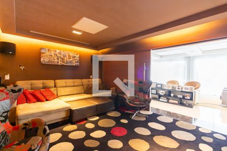 Casa de condomínio à venda com 705m², 5 quartos e 8 vagasSala de TV