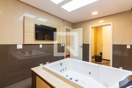 Casa de condomínio à venda com 705m², 5 quartos e 8 vagasBanheiro da Suíte 4