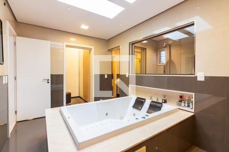 Casa de condomínio à venda com 705m², 5 quartos e 8 vagasBanheiro da Suíte 4