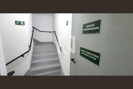 Apartamento para alugar com 49m², 1 quarto e 1 vaga Apartamento para alugar com 49m², 1 quarto e 1 vagaEscada
